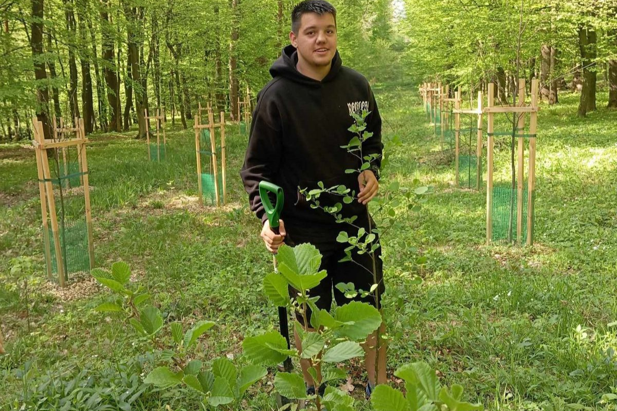 Uczestnik 9-13 HP Przemyśl podczas sadzenia drzew