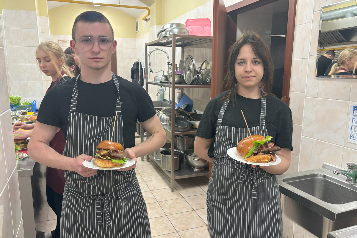 Młodzież z przygotowanymi hamburgerami