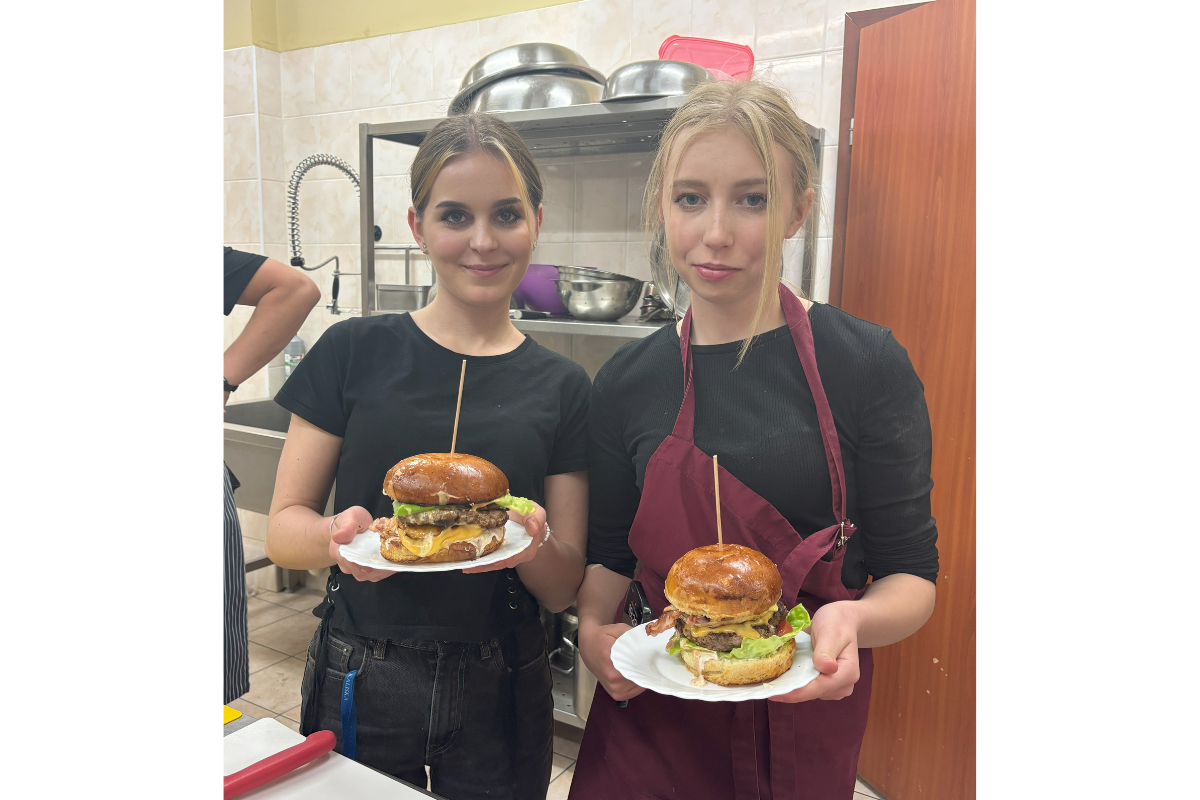 Młodzież z przygotowanymi burgerami