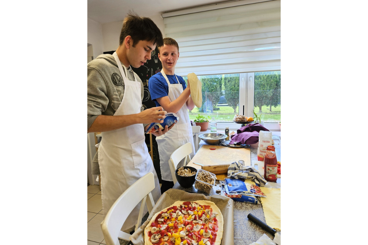 Młodzież przygotowuje dania kuchni europejskiej