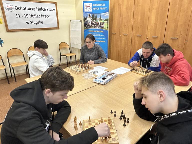 Lekcja gry w szachy w 11-19 Hufcu Pracy w Słupsku