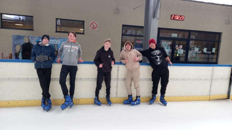 „Aktywne Ferie” – sportowy czas na lodowisku młodzieży z OSiW-u w Barlinku