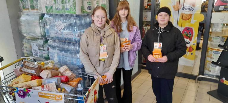 Tomaszów Lub.: Uczestnicy Hufca Pracy na Wielkanocnej Zbiórce Żywności