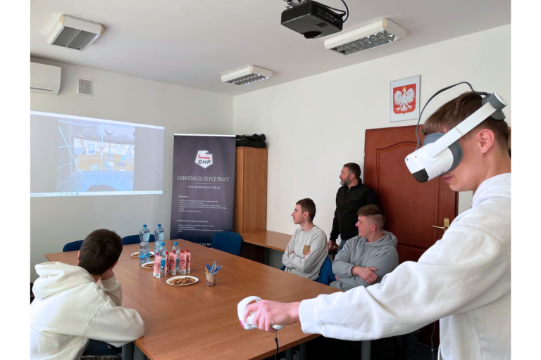 Ferie w CEiPM w Krośnie: Wirtualny świat zawodów w okularach VR  