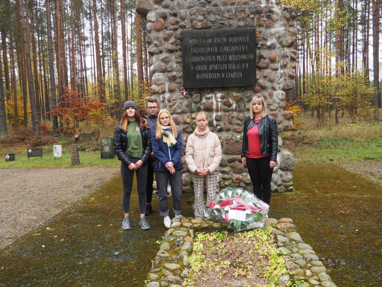 Młodzież Ośrodka Szkolenia i Wychowania w Człuchowie porządkuje pomnik obozu jenieckiego w Czarnem