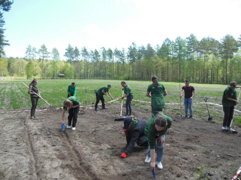  Maj - trzeci miesiąc z projektem  „Gram w zielone – bądźmy Eko” Inicjowanie łąki kwietnej i sprzątanie lasu
