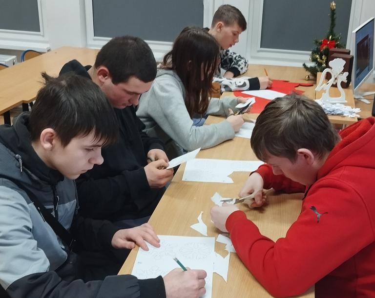 Tworzenie ozdób świątecznych przez młodzież z 11-23 Hufca Pracy w Słupsku
