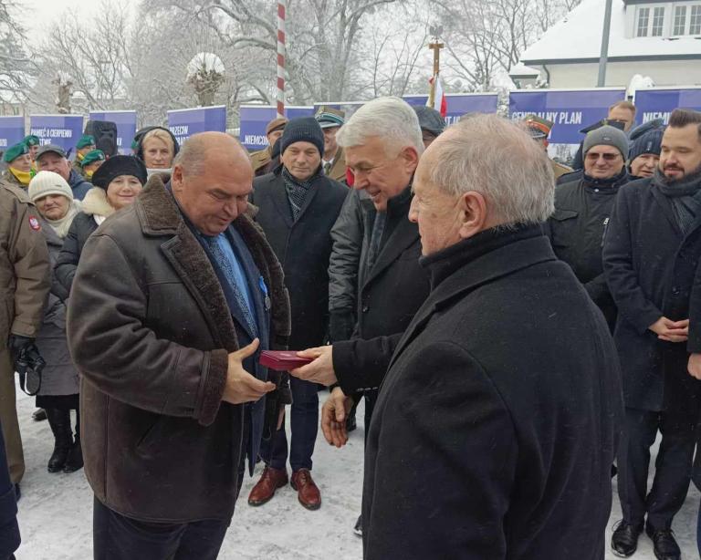 Uroczystość odsłonięcia pomnika poświęconego partyzantom Armii Krajowej i Batalionów Chłopskich w Bondyrzu