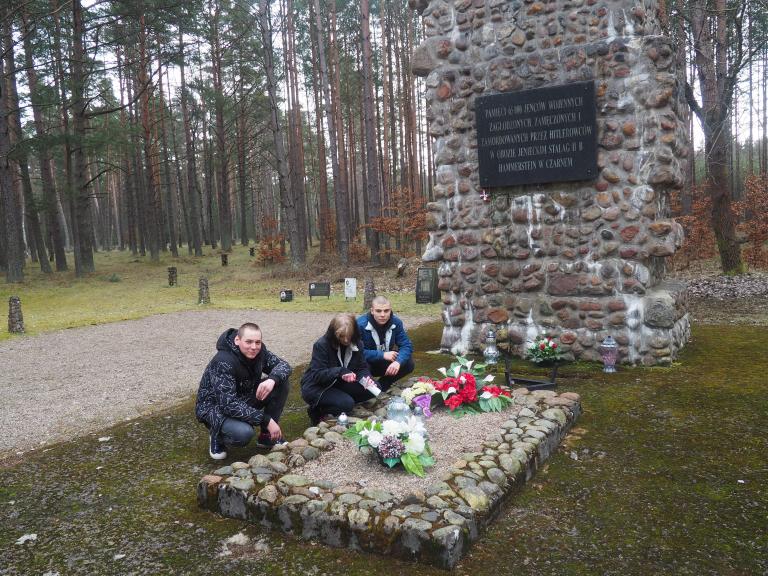 Uczestnicy OSiW Człuchów porządkują teren pod pomnikiem ofiar obozu Stalag II b w Czarnem